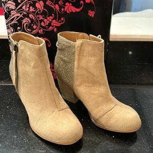 NWT Qupid beige suede block booties with gold metallic back size 6